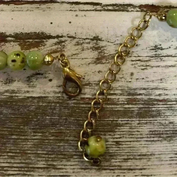 Green bead and Copper tone Necklace - Picture 5 of 5